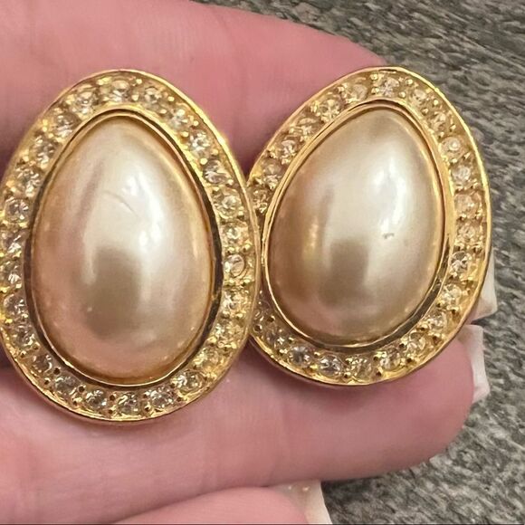 Signed Napier Vintage Faux Pearl Teardrop Screw Clip On Earrings - Picture 2 of 7